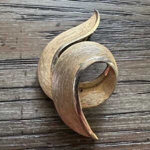 Vintage Crown Trifari Brushed Gold Tone Swirl Brooch